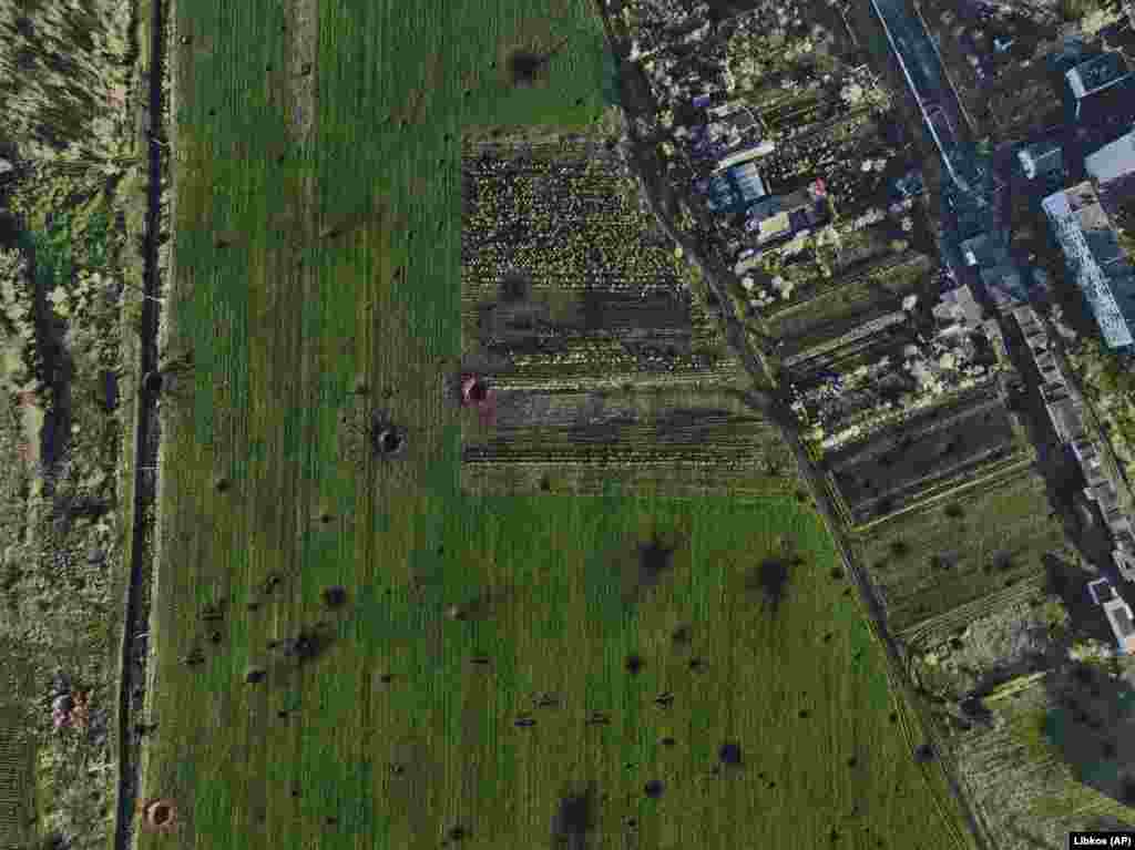 Поля поблизу Бахмуту вкриті вирвами від російських обстрілів. 26 квітня 2023 року 26 квітня речник Східного угруповання військ ЗСУ Сергій Череватий заявив, що за минулу добу російські війська 324 рази атакували Бахмут з артилерії та реактивних систем залпового вогню