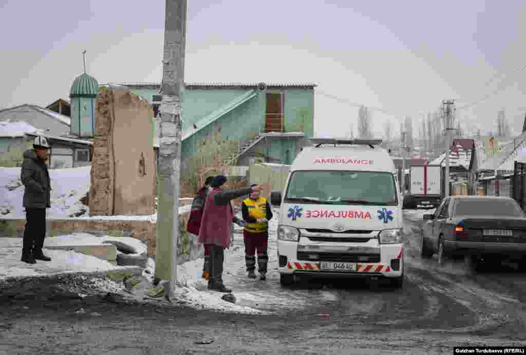 &quot;Ак-Жарга оңой менен Тез жардам келбейт. Келсе да эки-үч саат дегенде келет,&quot; дейт Ак-Жар конушунун тургуну Асел.&nbsp;