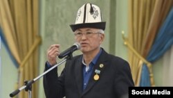 Акын Нурлан Калыбеков.