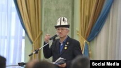 Акын Нурлан Калыбеков.