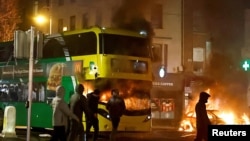 Дублиндеги башаламандык маалында өрттөлгөн автобус. 23-ноябрь, 2023-жыл 