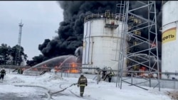 Руски пожарникари се борят с пожар след украинска атака с дронове срещу нефтохранилище близо до Брянск. Архивна снимка.