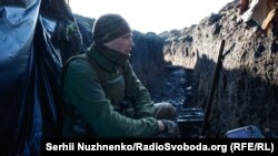 Ukrajinski vojnik u rovu u Bahmutu, 5. maj 2023. 