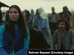 پروانه معصومی و خسرو شجاع‌زاده در نمایی از فیلم «غریبه و مه» ساخته بهرام بیضایی