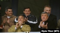 Videoton–Újpest-meccsen tapsol Orbán Viktor, balján Csányi Sándor, mögötte Mészáros Lőrinc, az ő balján pedig Hernádi Zsolt Mol-vezér 2010. május 19-én