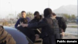 Достон Халиловду кармоо учуру. Өзбекстандын укук коргоо органдарынын сүрөтү