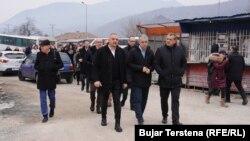 Kreu i Listës Serbe, Zllatan Ellek, dhe anëtarë të partisë së tij dhe qytetarë gjatë procesit të nënshkrimit të peticioneve për largimin e kryetarëve të Listës Serbe në Mitrovicë të Veriut më 17 janar 2024.