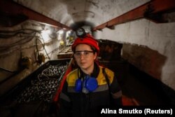 Radeći na dubini od 470 metara, Kristina je odgovorna za održavanje vozova unutar rudnika u regiji Dnjepropetrovsk. Suočen s nedostatkom osoblja, rudnik je po prvi put u svojoj historiji omogućio ženama da rade ispod zemlje.