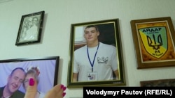 Молодший син Людмили – Станіслав Менюк – на світлині в будинку родини