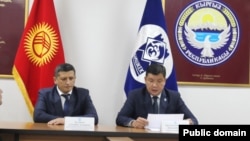 Свердлов районунун акими Алтынбек Кутманов (солдо) жана мэр Айбек Жунушалиев. Бишкек. 24-ноябрь, 2023-жыл