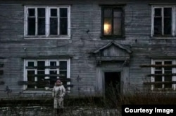 Ирина Сошникова у своего дома.