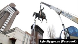 Під час демонтажу пам'ятника Миколі Щорсу в центрі Києва, 9 грудня 2023 року