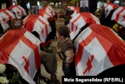 7 декабря в соборе Святой Троице в Тбилиси прошли похороны погибших в жестокой грузино-абхазской войне 1992-1993 годов. Абхазия, сепаратистский регион, недавно вернула останки грузинской стороне. Автор: Мзия Саганелидзе, грузинская редакция «Азаттыка».