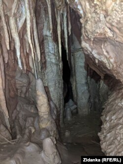 Сталактити и сталагмити в новата зала.