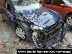 Mașina distrusă a lui Igor Nekhaiev după împușcăturile soldaților ruși în Irpin.