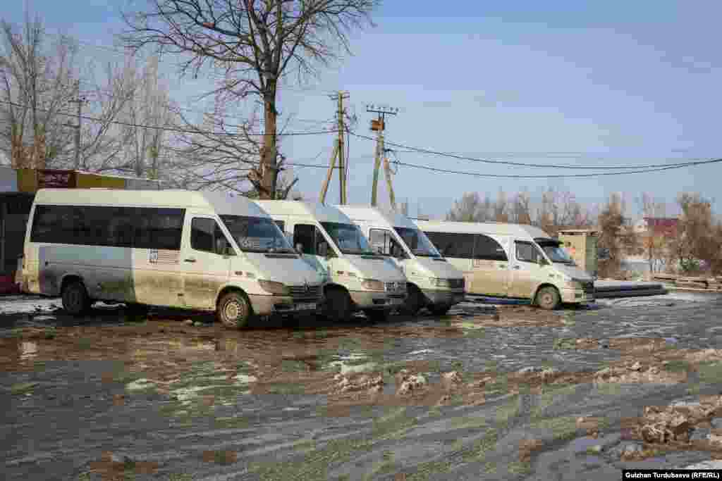 Конуштан шаарга эки автобус, бир нече маршруттук&nbsp; такси каттайт.&nbsp;