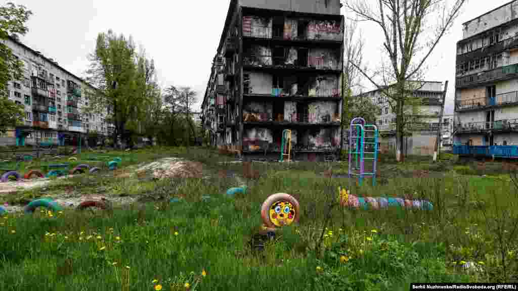 Тим часом сусідній Часів Яр, який якраз межує із Бахмутом, добряче побитий. Як кажуть військові, нагадує Бахмут кількома місяцями раніше.