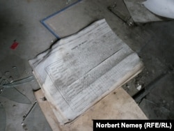 Documentele din fostul cămin-spital au rămas și azi acolo, la 20 de ani de la închidere.