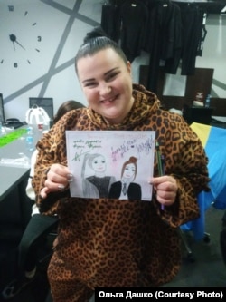 Alyona Alyona s poklonom učenika iz Velike Kostrome