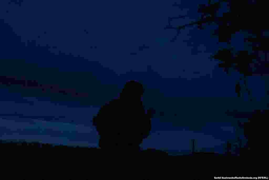 Українські військові під звуки артпідготовки висуваються на штурм ворожих позицій. Район Бахмута,11 травня 2023 року