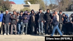 Трудовые мигранты из других стран Центральной Азии в Казахстане, задержанные за нелегальное пребывание. Туркестанская область, 4 ноября 2023 года. 