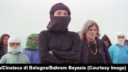 پروانه معصومی و عصمت صفوی در نمایی از فیلم «غریبه و مه»