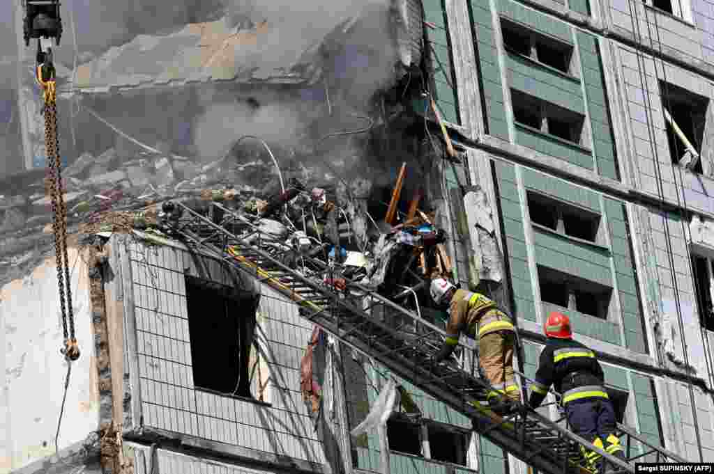 Pompierii încearcă să stingă focul într-un bloc din Uman. Rachetele au fost lansate din avioane care operează în regiunea Mării Caspice, potrivit comandantului suprem al forțelor armate ucrainene, Valeri Zalujni.