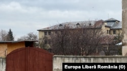 Clădirea nouă a Spitalului din Plătărești, care adăpostea și secția pentru copii, a fost dată în funcțiune în 1978. Încă din primele zile, clădirea a avut probleme cu infiltrațiile în acoperiș, care au făcut viața asistaților și mai dificilă.