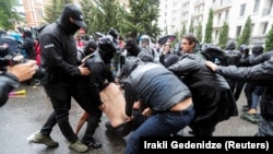 13 მაისის დილას პოლიციამ „აგენტების კანონის“ საწინააღმდეგო აქციის 20 მონაწილე დააკავა.