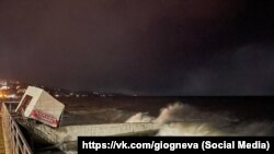 Комерційний об'єкт на набережній Алушти, який змило в море внаслідок шторму 26-27 листопада 2023 року