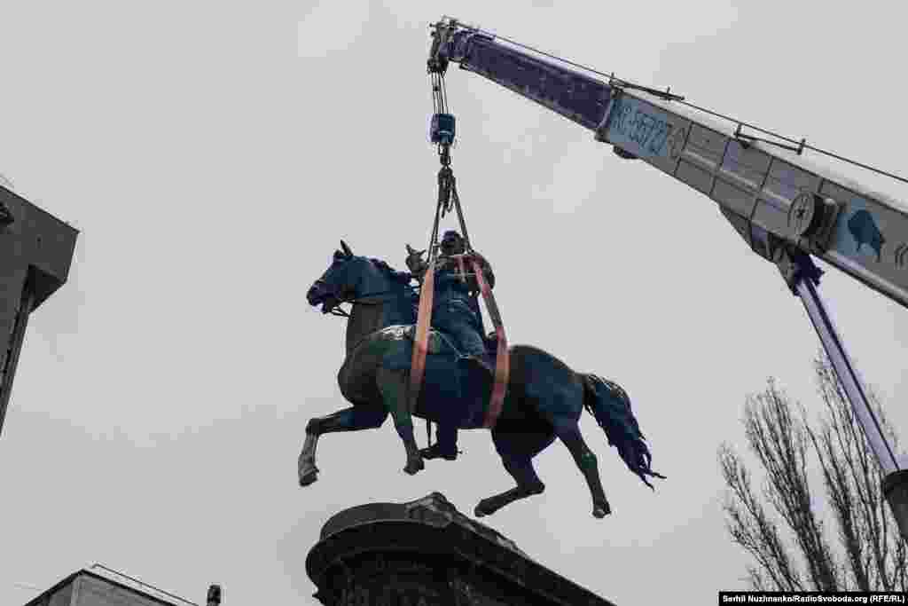 Момент підйому пам&#39;ятника Щорсу з постаменту