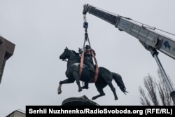 Демонтаж пам'ятника більшовицькому військовому діячеві Миколі Щорсу. Київ, 9 грудня 2023 року. (Сергій Нужненко, Українська служба Радіо Свобода)