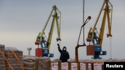 Вантажники в порту Маріуполя, жовтень 2023 року