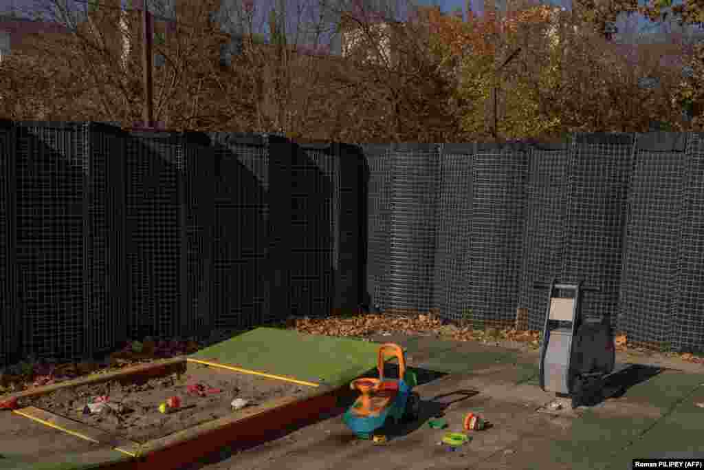 Zaštitna ograda okružuje dječje igralište u južnom gradu Hersonu. Herson se nalazi na zapadnoj obali rijeke Dnjipro i pod ukrajinskom je kontrolom. Grad, de facto, služi kao linija fronta. Dok se neprijateljstva intenziviraju na objema stranama, roditelji se suočavaju s teškom dilemom: hoće li kao porodica hrabro izdržati nemilosrdno rusko granatiranje ili će svoju djecu odvesti na sigurno.