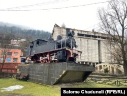 ორთქმავლის ეს ნაწილი იმ "კუკუშკას" ეკუთვნის, რომელიც 1902 წელს, ბორჯომ-ბაკურიანის რკინიგზაზე სამოძრაოდ სპეციალურად ინგლისიდან ჩამოიყვანეს.