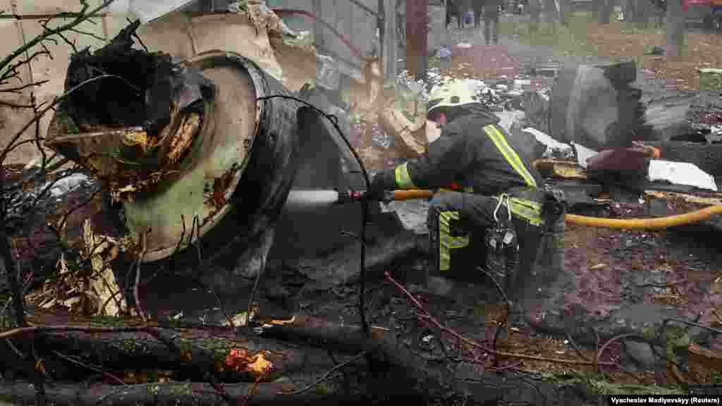 Egy tűzoltó eloltja egy rakéta parázsló maradványait a január 2-i harkivi csapások után. Január 4-én John Kirby, az Egyesült Államok Nemzetbiztonsági Tanácsának szóvivője a nemrég titkosítás alól feloldott hírszerzési adatokra hivatkozva azt mondta, hogy Oroszország azonosítatlan észak-koreai ballisztikus rakétákat vetett be két külön csapásban Ukrajnára, és &bdquo;jelentős és aggasztó eszkalációnak&rdquo; nevezte. Kijev akkor azt mondta, nincs bizonyítékuk az állításra.&nbsp;Kirby azt is elmondta, hogy Oroszország Iránból szerez közeli hatótávolságú ballisztikus rakétákat