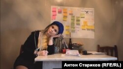 Volonterski napori Nadin Geisler nastavljaju se iz inostranstva. Na ploči u njenom stanu su ljepljive ceduljice s popisom zadataka koje treba uraditi: "Evakuacija"; "Roditelji + pet mačaka i pas ovčar"; "Djeca u okupaciji. Lijekovi, žitarice, adaptirano mlijeko, pelene."