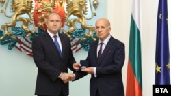 Румен Радев връчва отличието на Стоян Денчев