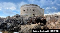 Tvrđava Arza na istoimenom rtu, na ulazu u Bokokotorski zaliv.