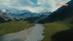 Млада киргистанска мајка отвори камп на највисокиот врв во централна Азија