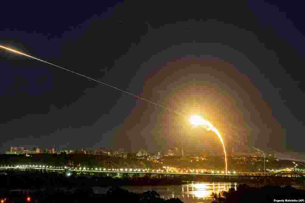 Presretnuti dron tokom trećeg ruskog zračnog napada na glavni grad Ukrajine u posljednja 24 sata. Gradonačelnik Kijeva Vitalij Kličko rekao je na Telegramu da su požari izbili u nekoliko okruga glavnog grada. U padu krhotina zapaljena je višespratnica u okrugu Holosijevski u Kijevu.&nbsp;