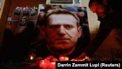 Improvizovani spomenik Alekseju Navaljnom, ruskom opozicionom političaru na Malti, 19. februara 2024.