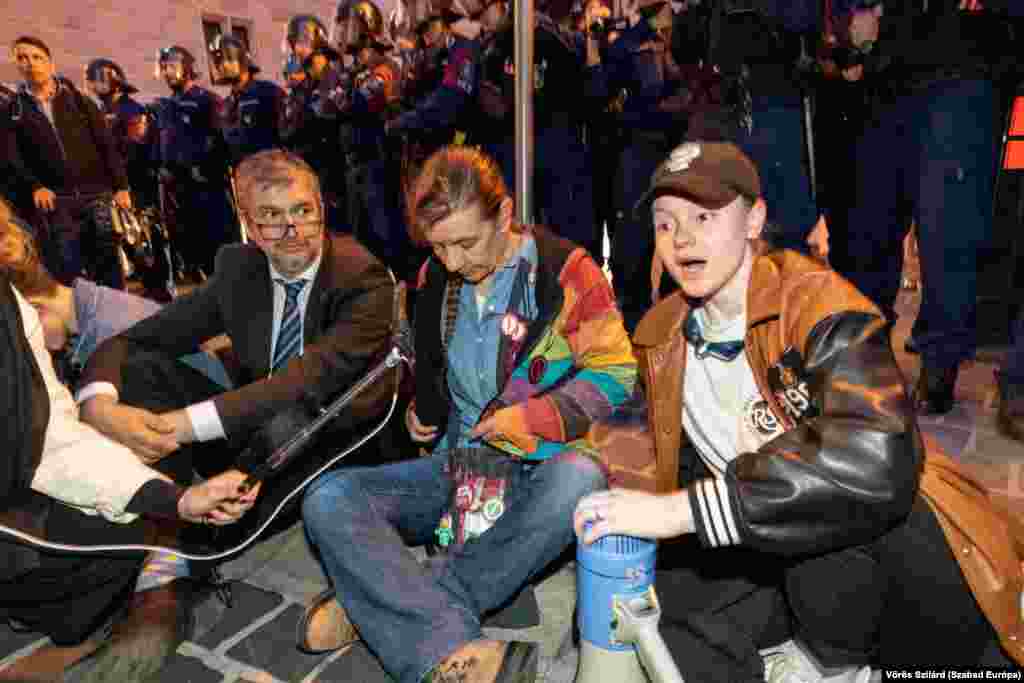 A szerdai tüntetésen feltűnt több ellenzéki politikus, mások mellett&nbsp;Hadházy Ákos&nbsp;független parlamenti képviselő, de Simkó Judit is, aki tavaly vált a tiltakozások egyik fő arcává, és azóta már lemondott pedagógusi állásáról, valamint a slammer és diák Pankotai Lili is