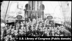 Marinari ruși fotografiați la începutul anilor 1900.