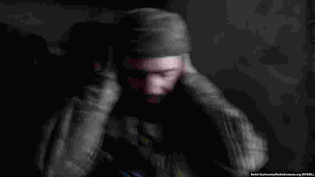 В якийсь момент у той же бік запускають ракети із РСЗО. Обстріл посилюється, навколо усе здригається, трясеться. Бійці перебувають в укритті, та, здається, що небо от-от обвалиться на голову.