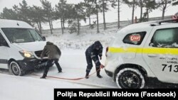 Oamenii legii ajută la deblocarea unei mașini.