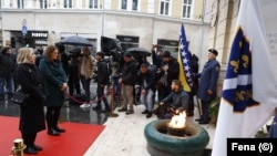 Polaganje cvijeća na spomen obilježju Vječna vatra u Sarajevu povodom Dana državnosti BiH