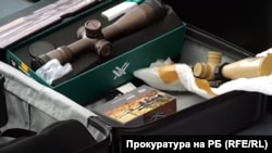 Част от оптичните мерници, които обвиняемите са опитали да изнесат от България за Русия при ареста им на 9 октомври.