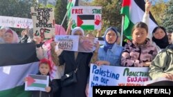 Согушту токтотуу талабы менен чыккандар. Бишкек. 28-октябрь, 2023-жыл. 