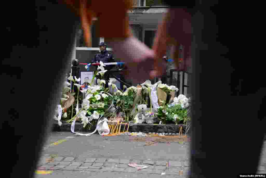 Nxënësit e Beogradit, të cilët u mblodhën në masë të madhe para shkollës, lanë mesazhe për bashkëmoshatarët e tyre.